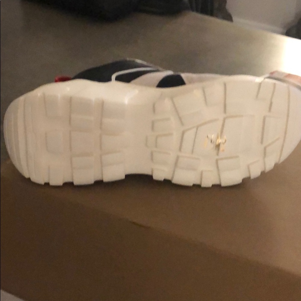 Sneakers - Picture 5 of 7